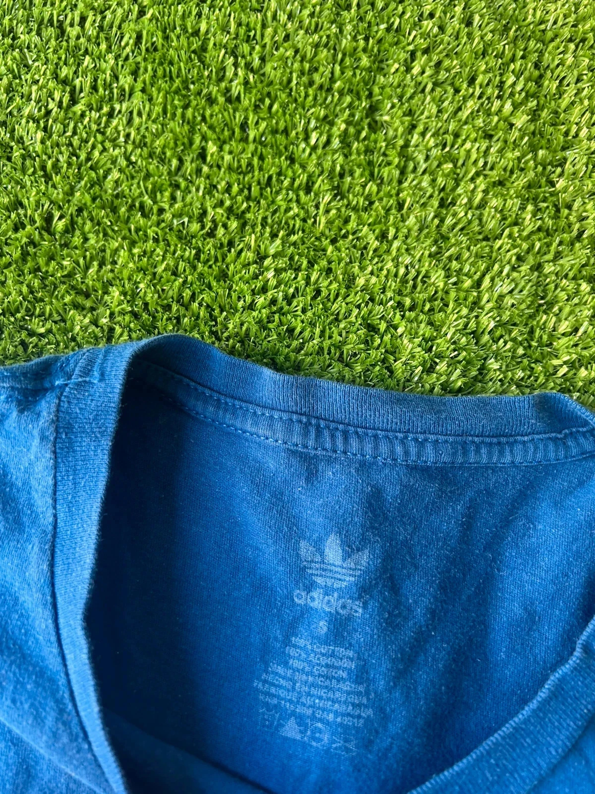 Camiseta azul marinho com estampa adidas – photo 5